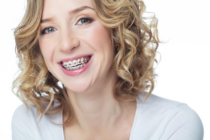 „Finetuning“ der Zahnreihen mit fester Zahnspange nach Kieferchirurgie [©nuzza11, Fotolia]